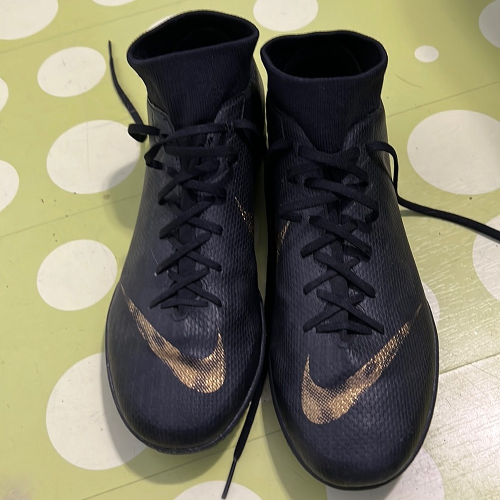 indoor soccer sneakers, never worn size 8